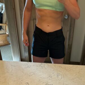 Ladies Under Armour Size 4 Fitted Shorts